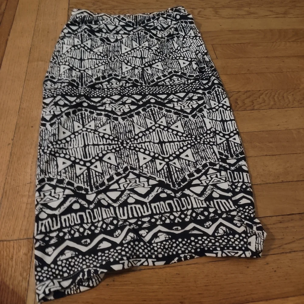 black and white abstract aztec print stretchy elastic midi skirt fits like small